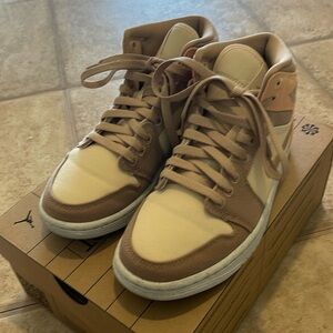 Women’s Air Jordan 1 Mid SE size 6 Desert/ Muslin / celestial gold EUC